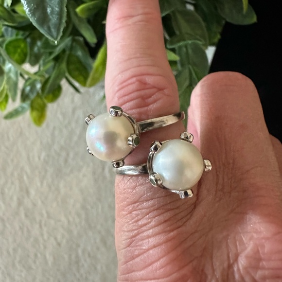 Two Large Pearl Rings With Unique Crown Setting With Green Accents. Both Size 8. - Picture 2 of 6